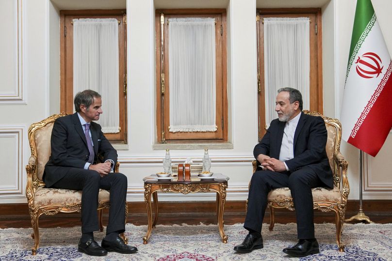 وزير الخارجية عباس عراقجي والمدير العام للوكالة الدولية للطاقة الذرية رافائيل ماريانو غروسي قبيل اجتماعهما في طهران، إيران، الأربعاء 16 أبريل 2025. 