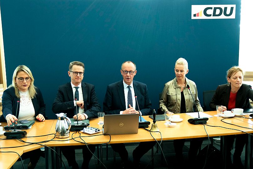 CDU-Generalsekretär Carsten Linnemann und (zweiter von links) und Bildungsministerin Karin Prien (ganz rechts) äußern sich regelmäßig zum Umgang mit Social Media.