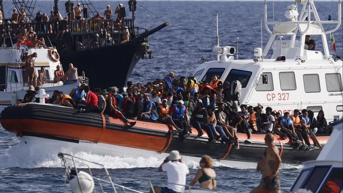 تونس: مصرع 8 أشخاص وإنقاذ 29 آخرين بعد غرق قارب مهاجرين قبالة السواحل التونسية