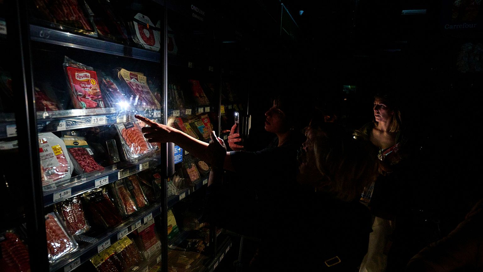 People buy food at a supermarket during a massive power outage in Pamplona, 28 April, 2025