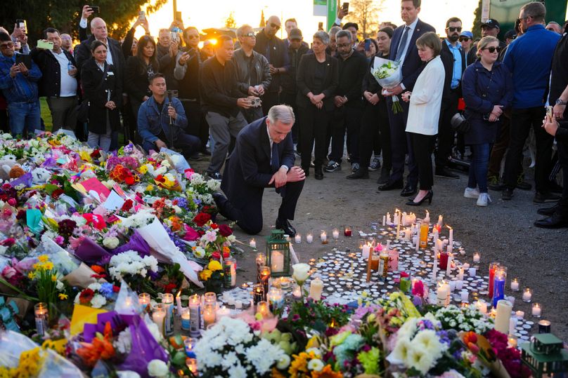Carney gyertyát gyújt a vancouveri áldozatok emlékére