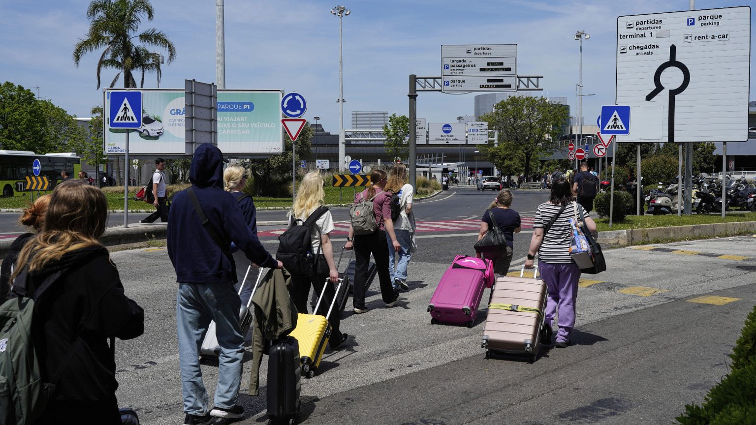 Passengers walk towards Lisbon Airport during a nationwide power outage in Lisbon, 28 April, 2025