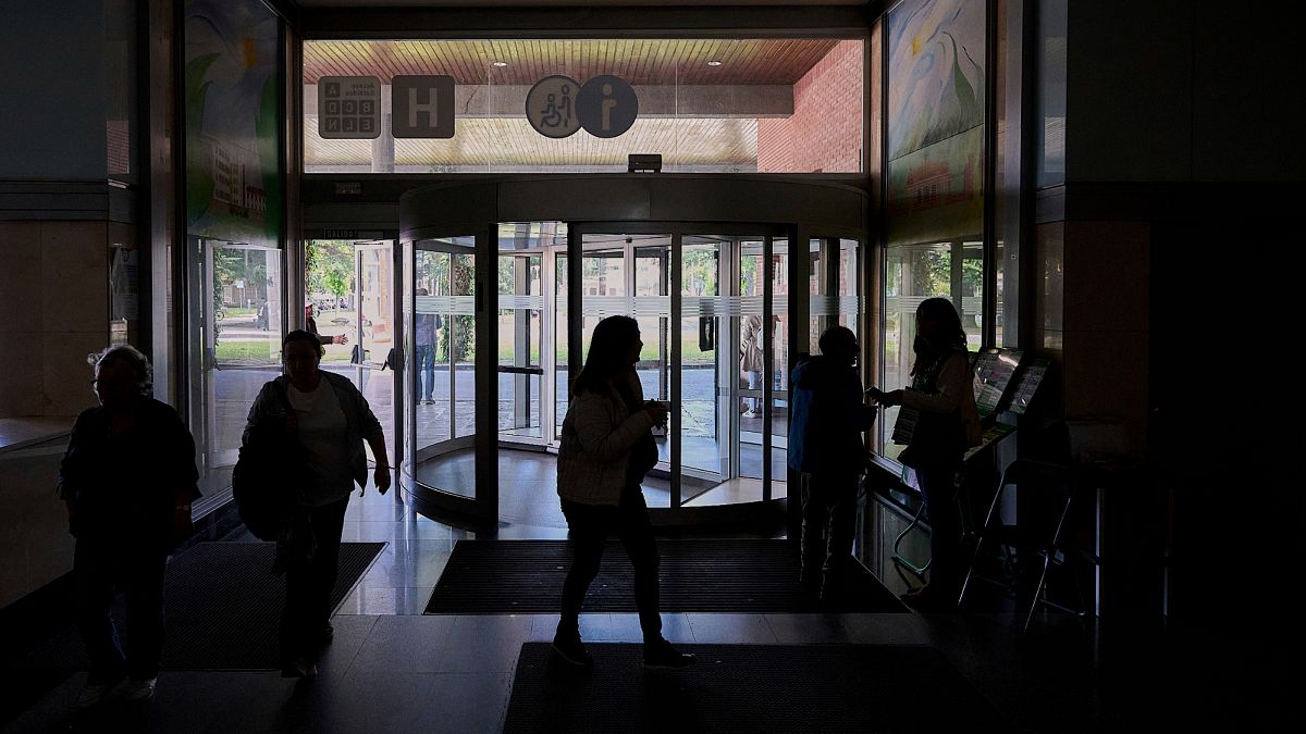 When the lights went out: How Euronews was there for you in the dark amid the Iberian blackout
