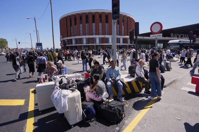 El apagón ha dejado en tierra a trabajadores y viajeros en distintas partes del país.