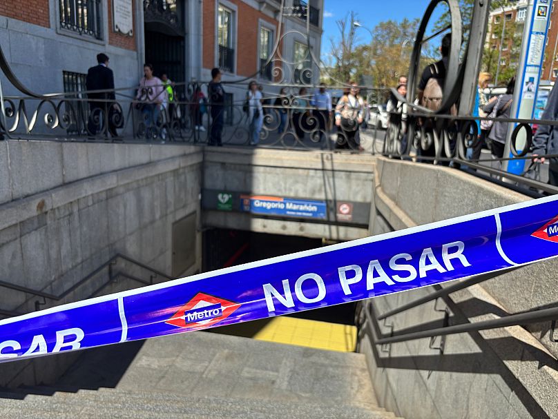 Estación de metro cerrada este lunes en Madrid tras el apagón energético.