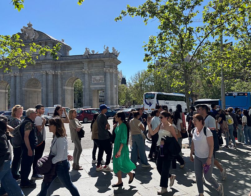 Fila para subir al autobús frente a la Puerta de Alcalá, el lunes, en Madrid.