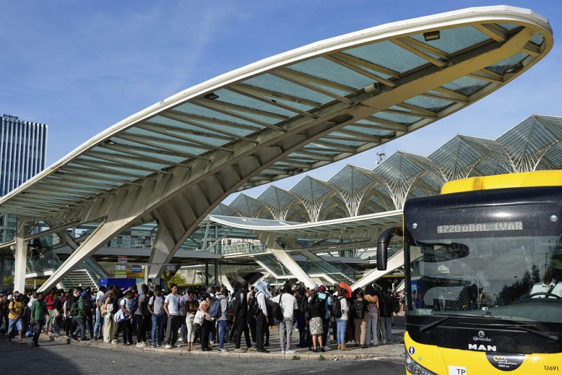 Passageiros fazem fila no centro de transportes do Oriente durante um corte de eletricidade em Lisboa, segunda-feira, 28 de abril de 2025.