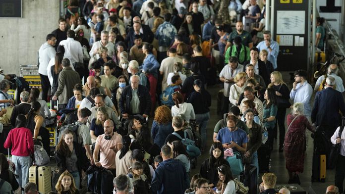 Spagna e Portogallo paralizzati dal blackout: treni fermi, telecomunicazioni in tilt e caos