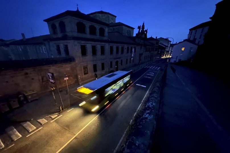 Bir otobüs, İspanya ve Portekiz'de yaşanan büyük elektrik kesintisi sırasında tarihi Santiago kentinden geçiyor, 28 Nisan 2025.