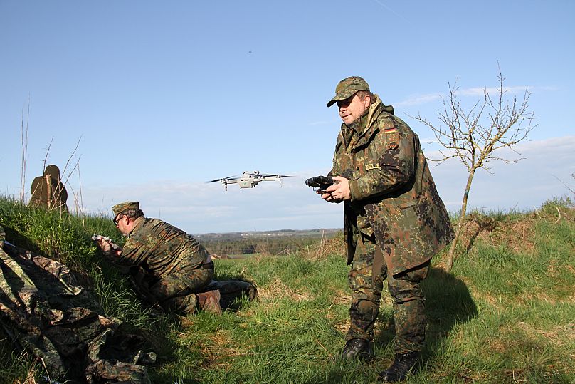 Reservisten beim Üben mit einer Drohne.