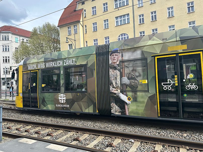 Werbung der Bundeswehr auf einer Berliner Tram.