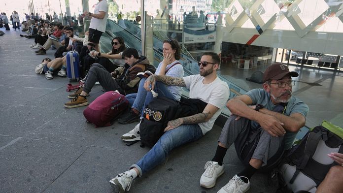 Blackout in Spagna: disagi al traffico ferroviario, persone bloccate nelle stazioni