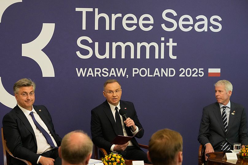 Le premier ministre croate Andrej Plenkovic, le président polonais Andrzej Duda et le secrétaire américain à l'énergie Chris Wright. Sommet de Varsovie, lundi 28 avril 2025.