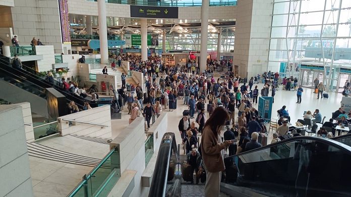 L'aeroporto di Lisbona ancora in difficoltà dopo il blackout