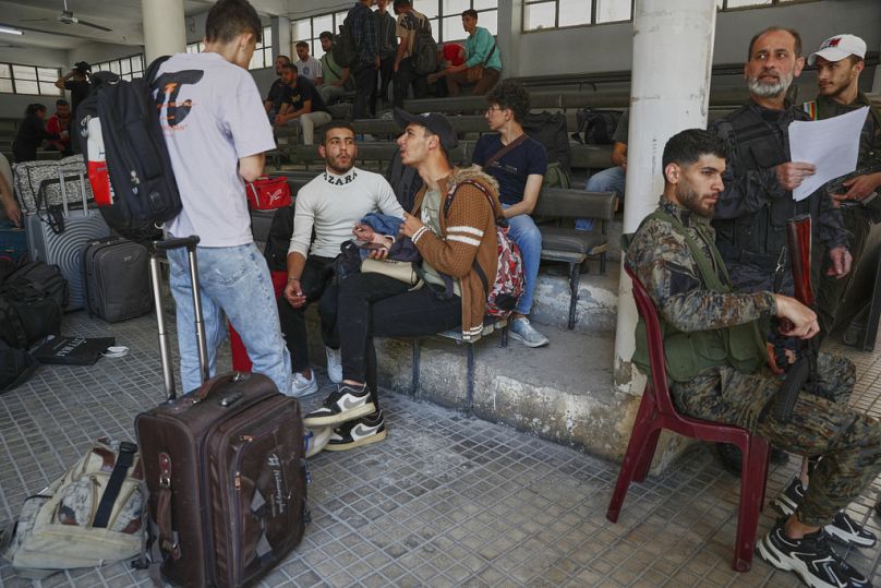 الطلاب الدروز الذين فروا من مساكنهم في جامعة دمشق يصلون للاحتماء في ضاحية جرمانا ، بعد يوم من الاشتباكات بين أفراد الأقلية الدرزية والمقاتلين الموالين للحكومة