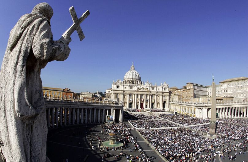 Roma'daki Aziz Petrus Meydanı (Piazza San Pietro).