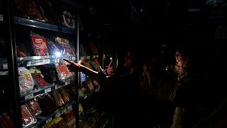 People buy food at a supermarket during a massive power outage in Pamplona, 28 April, 2025