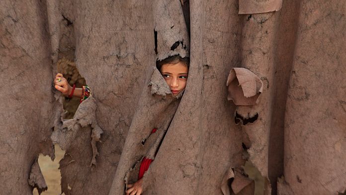 Tens of thousands of Afghans return from Pakistan after deadline