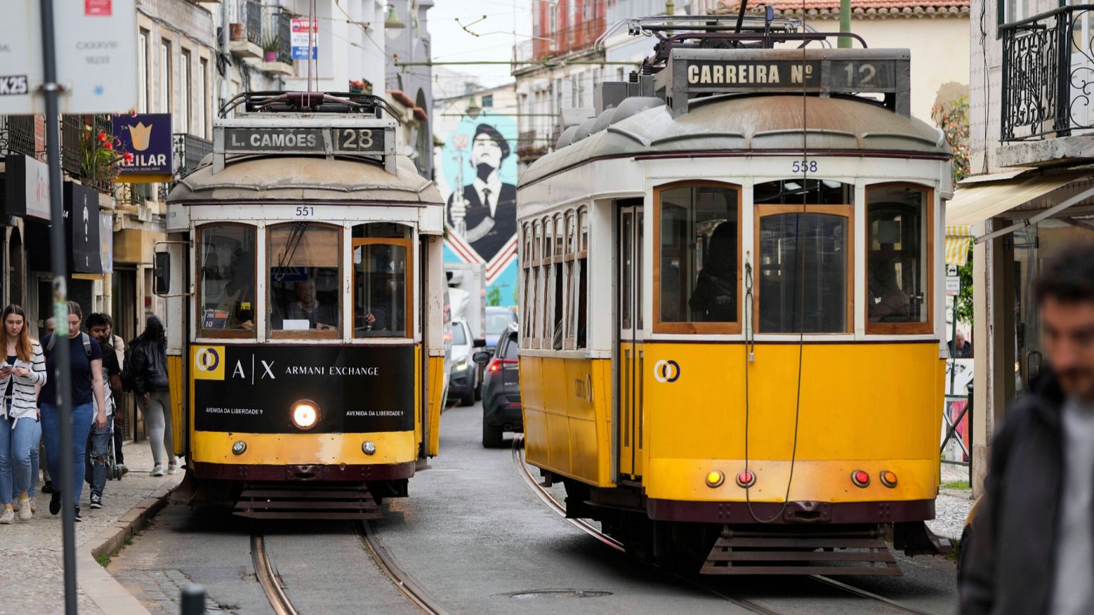Des tramways électriques circulent dans Lisbonne, le mardi 29 avril 2025, au lendemain d'une panne de courant nationale qui a entraîné l'arrêt des tramways, des trains et des métros.