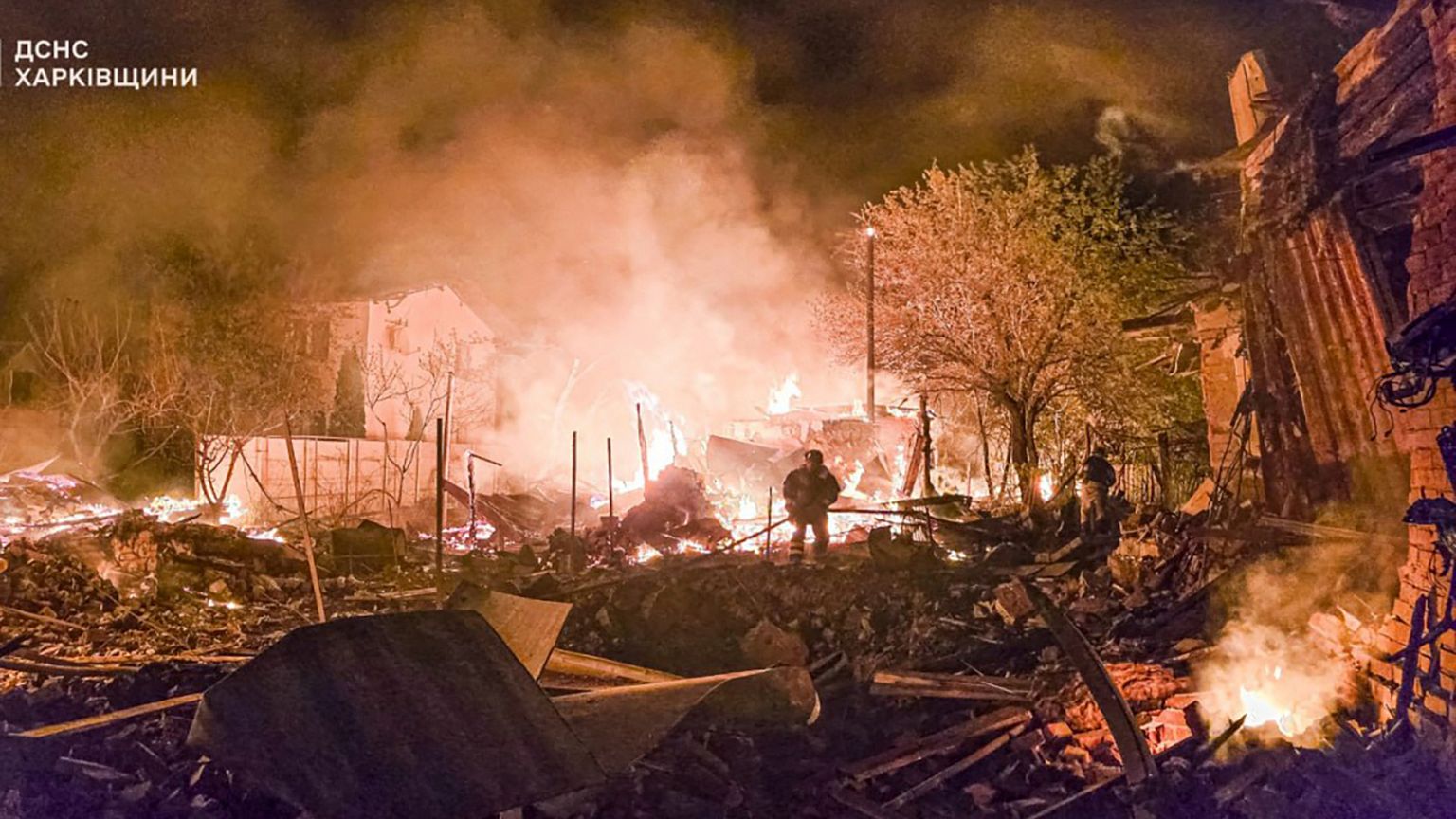 Des pompiers de Kharkiv éteignent un incendie après une attaque de drone russe sur des bâtiments résidentiels, le 30 avril 2025.