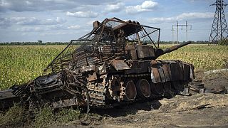 DATEI - Ein zerstörter russischer Panzer liegt am Straßenrand in der Nähe der Stadt Sudzha in der Region Kursk, Russland, am 16. August 2024