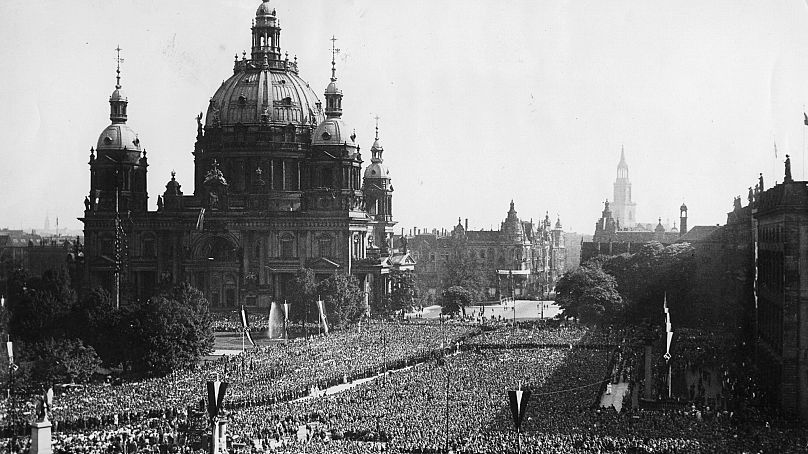 Tausende versammelten sich im Berliner "Lustgarten" am 1. Mai 1934.
