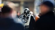 یک زن مسلمان با روسری در خیابانی در برلین