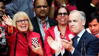Il primo ministro canadese Mark Carney sorride sul palco del quartier generale della sua campagna elettorale a Ottawa dopo la vittoria del Partito Liberale alle elezioni canadesi del 29 aprile 2025.