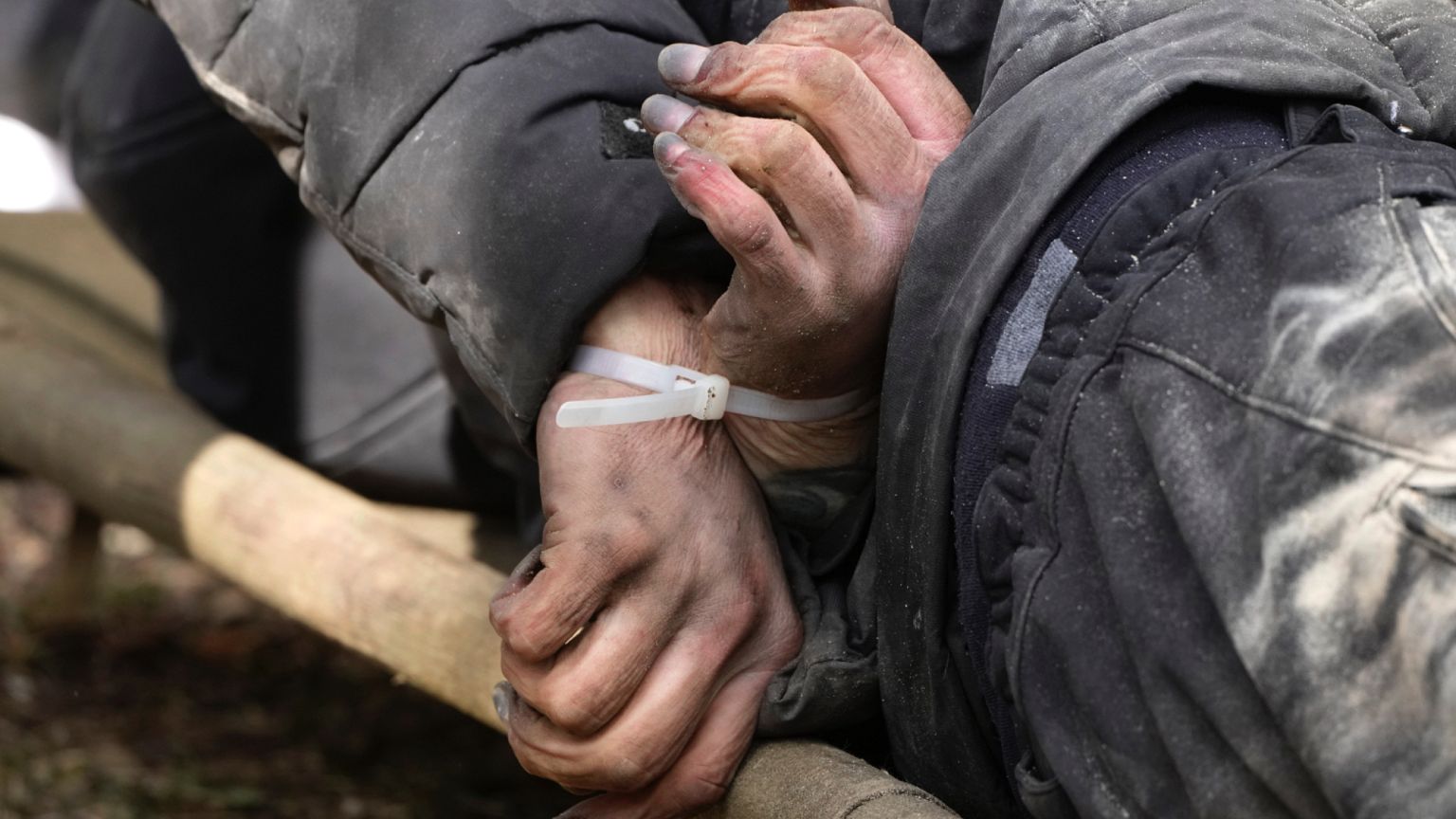 Un civil mort, les mains liées dans le dos, gît sur le sol à Bucha, près de Kiev, en Ukraine, le lundi 4 avril 2022.