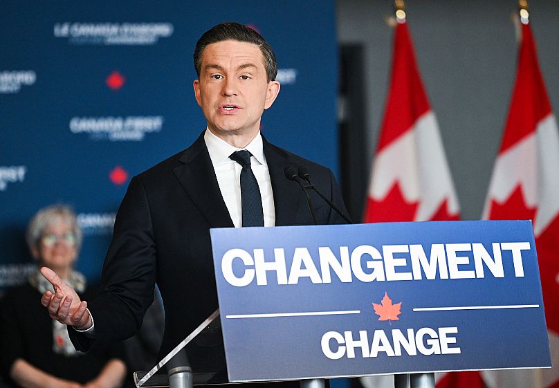 Le chef du Parti conservateur, Pierre Poilievre, prend la parole lors d'une étape de la campagne électorale fédérale à Montréal, le mardi 15 avril 2025.