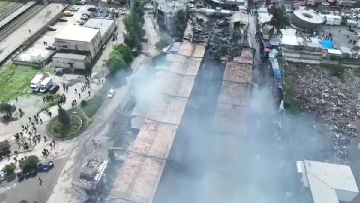 Un incendie dévaste l'un des plus grands marchés en plein air de Tbilissi