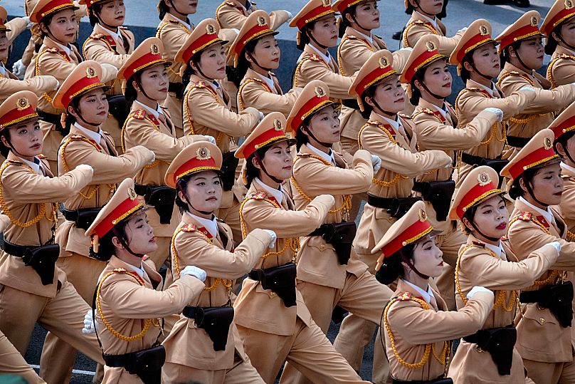 Wietnamskie policjantki maszerują podczas parady z okazji 50. rocznicy zakończenia wojny w Wietnamie w środę 30 kwietnia 2025 r. w Ho Chi Minh City