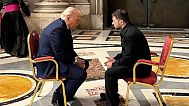 Der ukrainische Präsident Volodymyr Zelenskyy, rechts, und Präsident Donald Trump unterhalten sich bei der Beerdigung von Papst Franziskus im Vatikan, Samstag, 26. April 2025