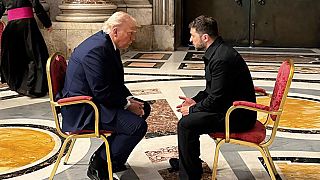 Der ukrainische Präsident Volodymyr Zelenskyy, rechts, und Präsident Donald Trump unterhalten sich bei der Beerdigung von Papst Franziskus im Vatikan, Samstag, 26. April 2025