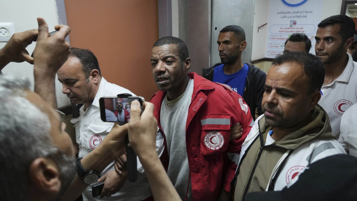 غزة: إسرائيل تفرج عن مسعف فلسطيني بعد نحو شهرين من مقتل 15 من زملائه وتحظر عليه الكلام