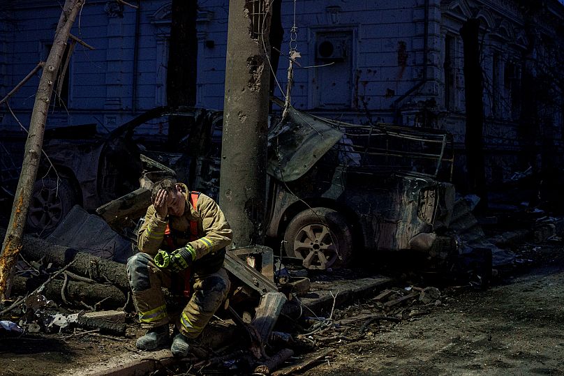 Un rescatista descansa cerca de un edificio universitario destruido por un ataque con misiles rusos en Sumy, el 13 de abril de 2025.