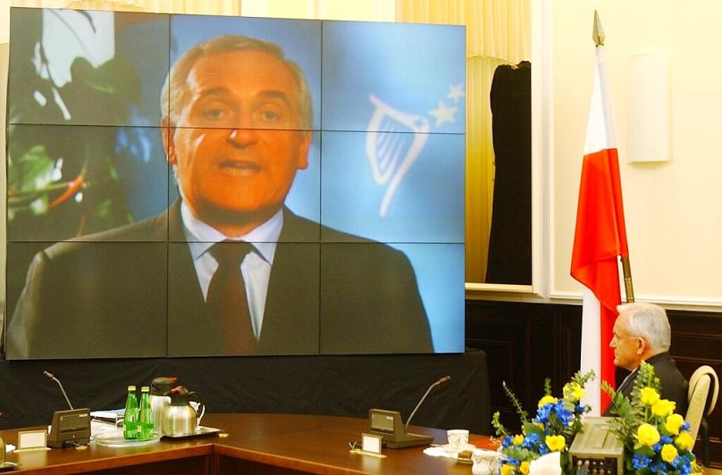 Polski premier Leszek Miller, ogląda swojego irlandzkiego odpowiednika Bertiego Aherna, który wita Polskę w UE w przeddzień akcesji, Warszawa, Polska, 30 kwietnia 2004 r.