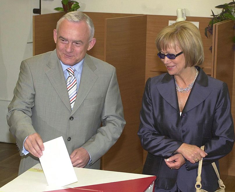 Premier Polski Leszek Miller z żoną Aleksandrą oddaje głos podczas referendum akcesyjnego do Unii Europejskiej w Warszawie, w sobotę, 7 czerwca 2003 r.