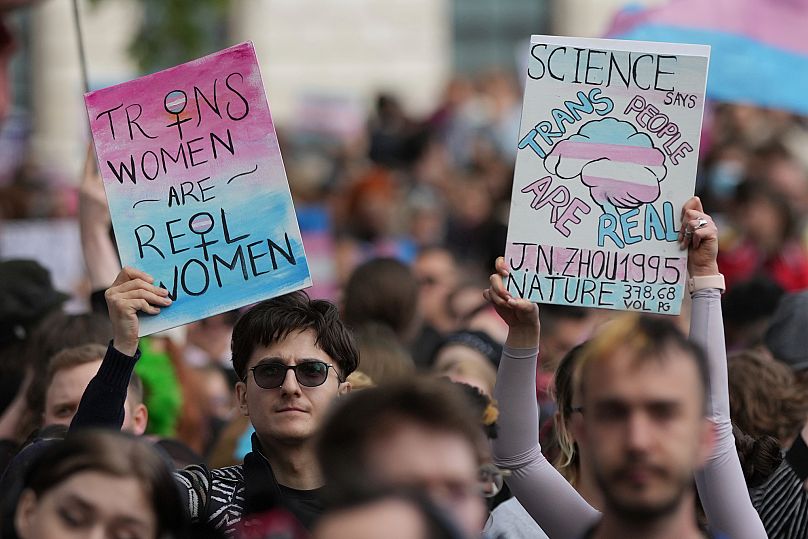 Activistas participan en una concentración tras la sentencia del Tribunal Supremo sobre la definición de mujer en la ley de igualdad, 19 de abril de 2025.