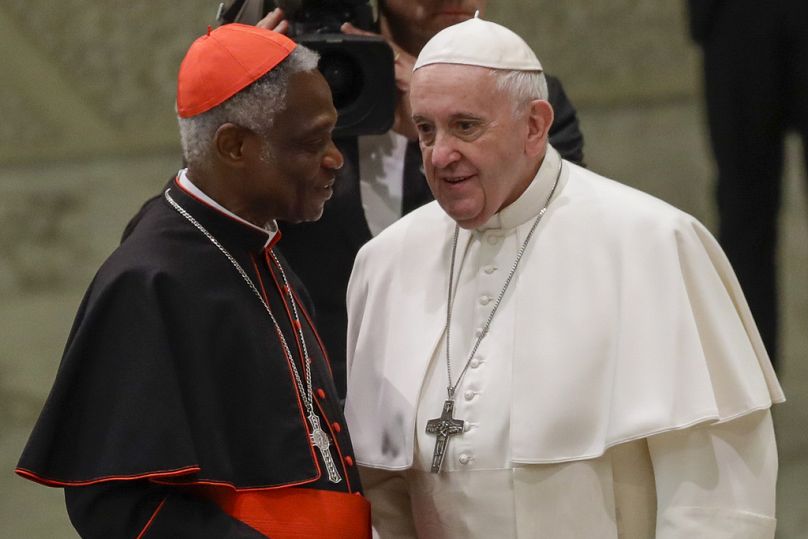 Kardinal Peter Kodwo Appiah Turkson, Papa Francis ile konuşurken, 15 Ocak 2020