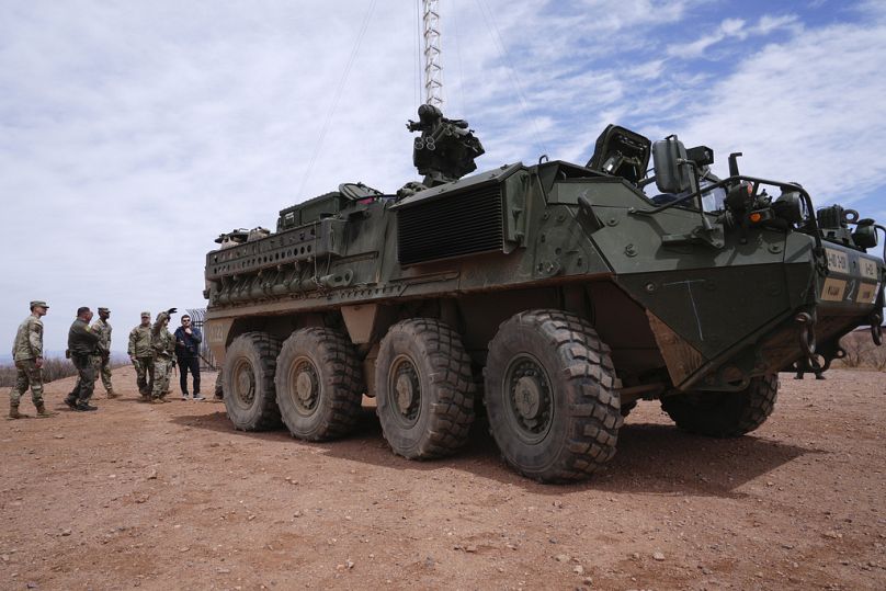 مركبة M1126 Stryker تابعة للجيش الأمريكي عند الحدود الأمريكية-المكسيكية الخميس 3 أبريل 2025   