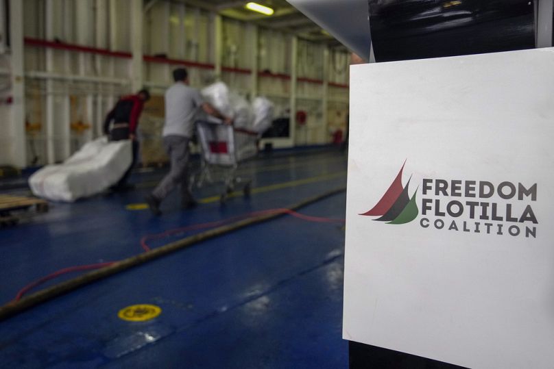 ARQUIVO: Trabalhadores preparam um navio da Freedom Flotilla Coalition enquanto este ancora no porto marítimo de Tuzla, em Istambul, Turquia, sexta-feira, 19 de abril de 2024.