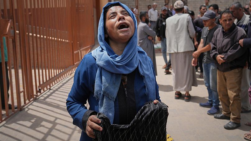 دختر فلسطینی ساکن خان یونس در سوگ خواهرش لمیا که پس از حمله نظامی اسرائیل به یک خانه مسکونی به همراه پنج نفر دیگر کشته شد، شیون می‌کند