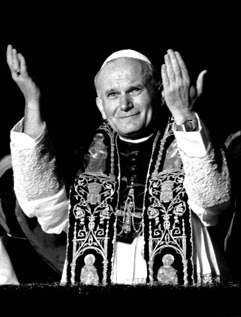 O recém-eleito Papa João Paulo II recebe os aplausos dos peregrinos na Praça de São Pedro (16 de outubro de 1978)
