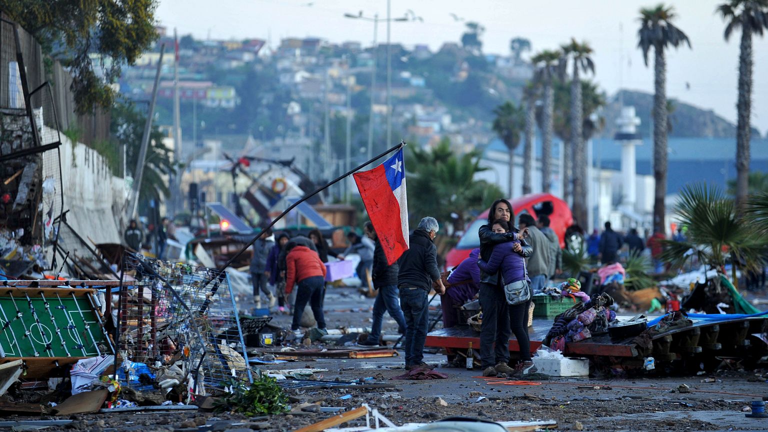 Foto de archivo: Una calle llena de escombros después de que un tsunami provocado por un terremoto azotara Coquimbo, Chile, el jueves 17 de septiembre de 2015.
