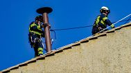 Feuerwehrleute reparieren den Schornstein auf dem Dach der Sixtinischen Kapelle, wo die Kardinäle zur Wahl eines neuen Papstes zusammenkommen werden, Vatikan, 2. Mai 2025