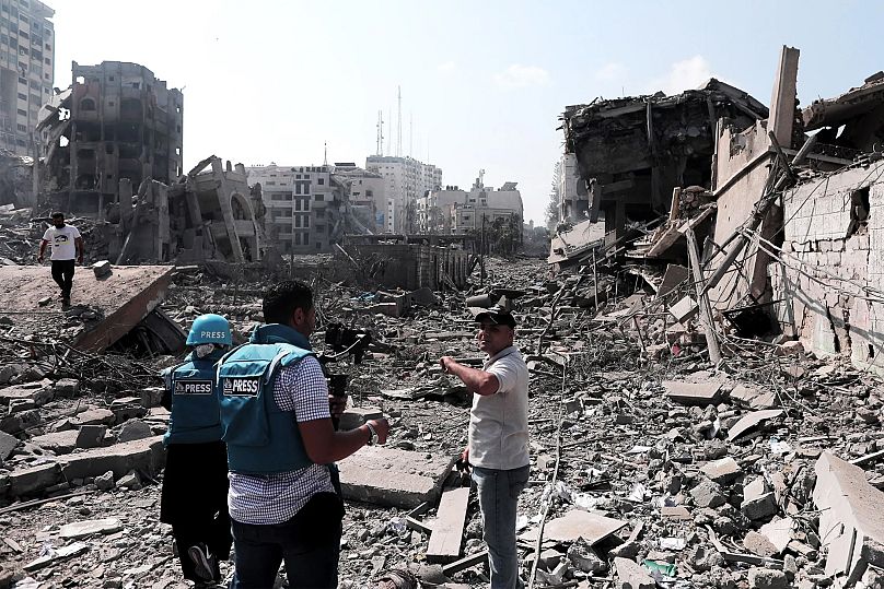 صحافيون فلسطينيون أثناء تأديتهم مهامهم في غزة