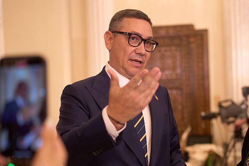 Kandydat na prezydenta Rumunii Victor Ponta gestykuluje przed debatą wyborczą w Bukareszcie, Rumunia, wtorek, 29 kwietnia 2025 r.