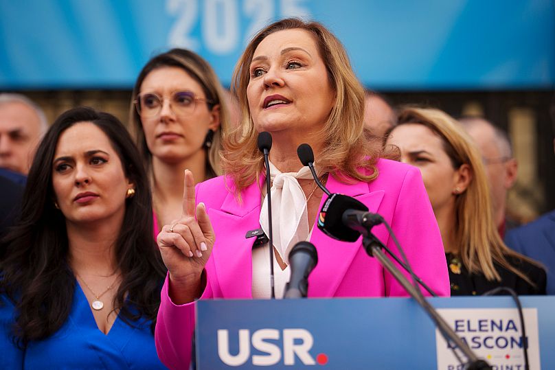 Kandydatka na prezydenta z ramienia partii Związek Ratujmy Rumunię (USR) Elena Lasconi, gestykuluje przed wyborcami.