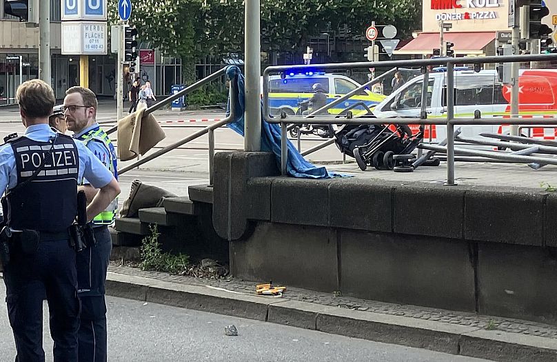 Alman polisi, Stuttgart'ta bir aracın bir grup insana çarptığı olay yerinde çalışıyor, 2 Mayıs 2025.